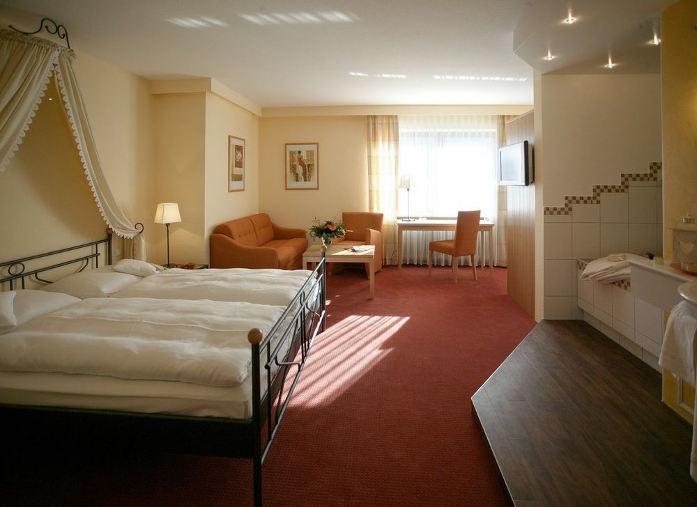 Landhotel Sonne Neuendettelsau Bagian luar foto