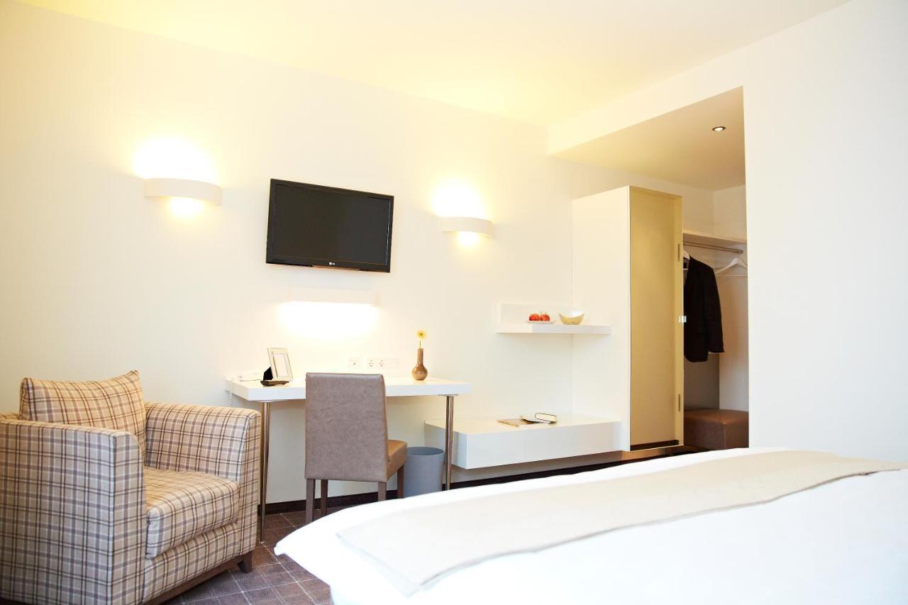 Landhotel Sonne Neuendettelsau Bagian luar foto