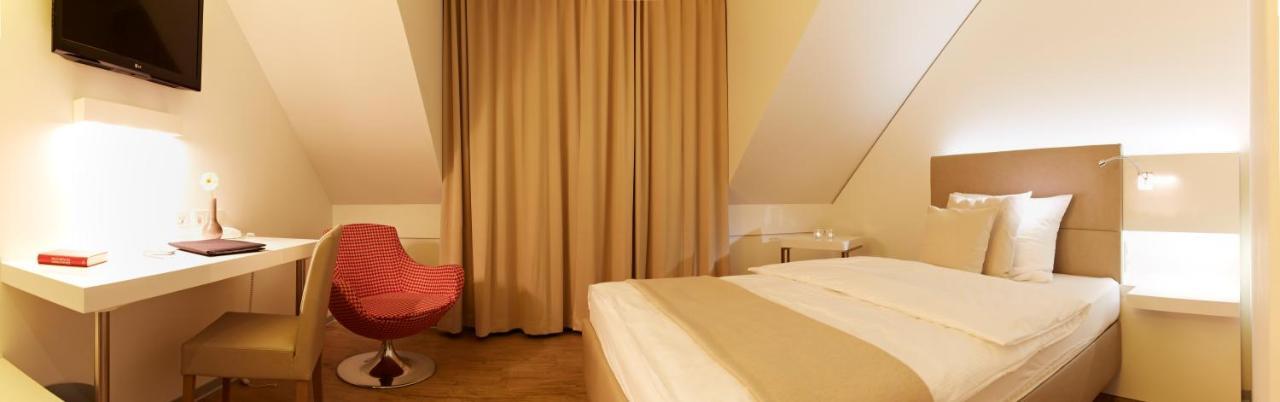 Landhotel Sonne Neuendettelsau Bagian luar foto